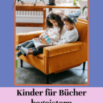 Zwei Kinder sitzen zusammen in einem Sessel und lesen ein Buch. Tipps für Eltern, um das Interesse an Büchern bei Kindern zu fördern.